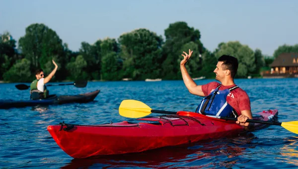 Des Amis Aventureux Kayak Pagayent Sur Rivière — Photo