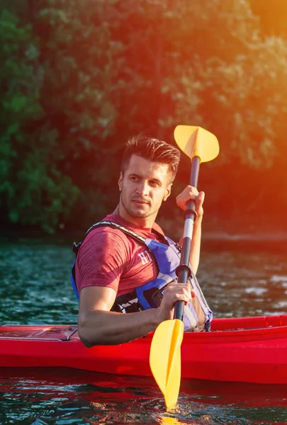 Profitez Vacances Actives Vue Arrière Homme Actif Pagayant Kayak — Photo