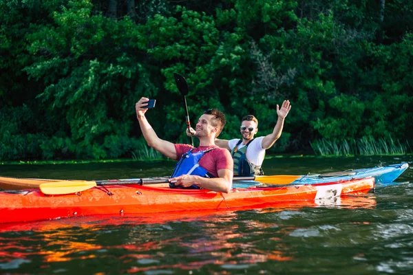 Kalandos Barátok Csinál Selfie Kajakok — Stock Fotó