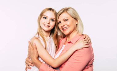 Aile ilişkisi. Aile tatilleri ve kutlamalar. Beyaz arka plan üzerinde birlikte izole iyi ve eğlenceli bir ruh hali içinde mutlu büyükanne ve torunu yakın fotoğraf.