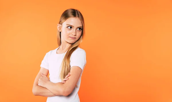 Pouco Bonito Menina Loira Com Braços Cruzados Olha Para Longe — Fotografia de Stock