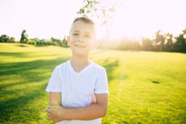 Yeşil yaz parkı güzel mutlu ve komik küçük çocuk veya çocuk açık havada portre kadar yakın