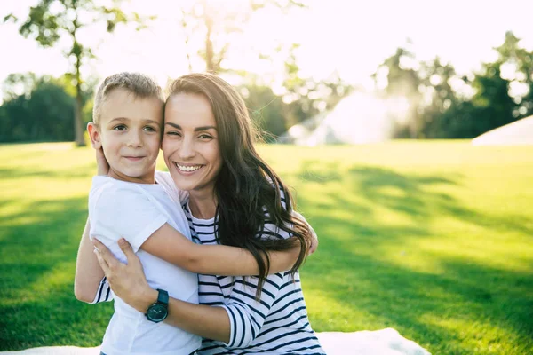 Gelukkige Familiedag Mooie Mooie Jonge Moeder Met Haar Schattige Kleine — Stockfoto