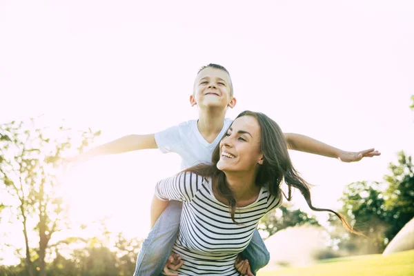 Gelukkig Mooie Jonge Moeder Speelt Met Haar Kleine Zoon Terwijl — Stockfoto