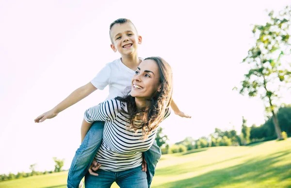 Gelukkig Mooie Jonge Moeder Speelt Met Haar Kleine Zoon Terwijl — Stockfoto