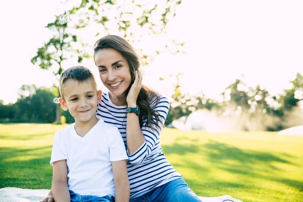 Szczęśliwego Dnia Rodzinnego Piękna Urocza Młoda Matka Jej Cute Little — Zdjęcie stockowe