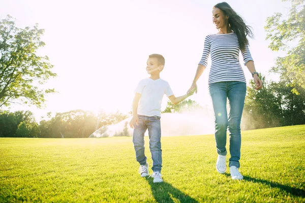 Gelukkige Aantrekkelijke Moeder Wandelingen Met Haar Kleine Schattige Zoon Houden — Stockfoto