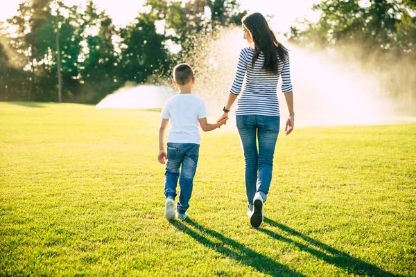 Gelukkige Aantrekkelijke Moeder Wandelingen Met Haar Kleine Schattige Zoon Houden — Stockfoto