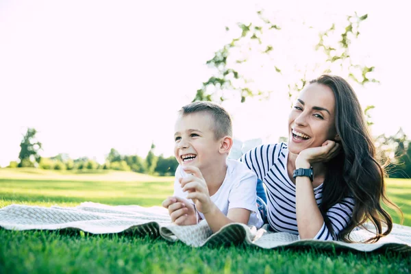 Gelukkige Familiedag Mooie Mooie Jonge Moeder Met Haar Schattige Kleine — Stockfoto