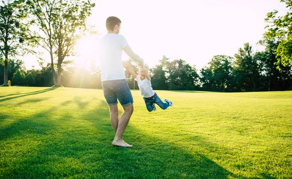 Knappe Jonge Moderne Vader Heeft Een Leuke Vakantiedag Met Zijn — Stockfoto