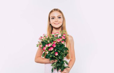 Mutlu gözleri ile güzel, sevimli, güzel, gülümseyen sarışın küçük kız stüdyoda izole çiçek büyük buket tutar. Doğum günü, tatil, Sevgililer günü, anneler günü kavramları.