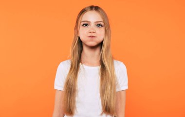 Sarı arka plan üzerinde sevimli küçük sarışın kız portre komik ve mutlu yakın