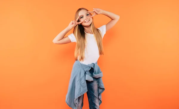 Feliz Ganador Muy Emocionada Feliz Hermosa Niña Rubia Camiseta Blanca —  Fotos de Stock