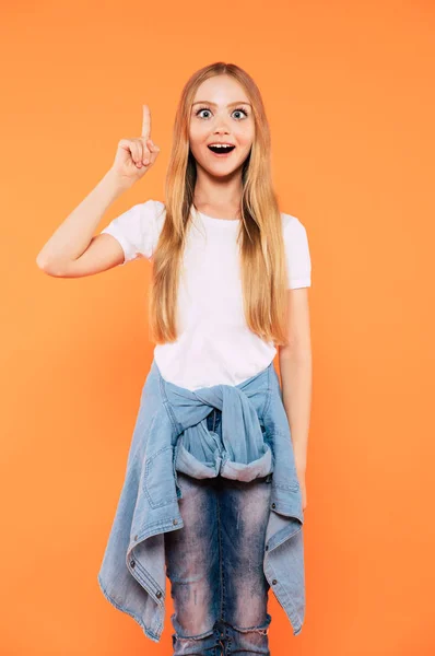 Geweldig Idee Schattig Gelukkig Blond Meisje Toont Haar Vinger Omhoog — Stockfoto