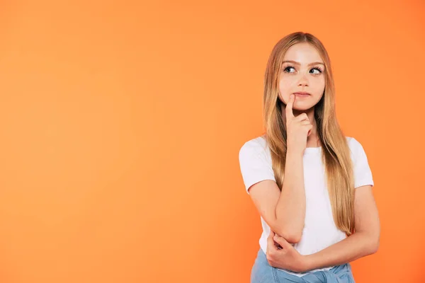 Schattig Gelukkig Blond Meisje Denkt Iets Kijkt Weg Staande Tegen — Stockfoto