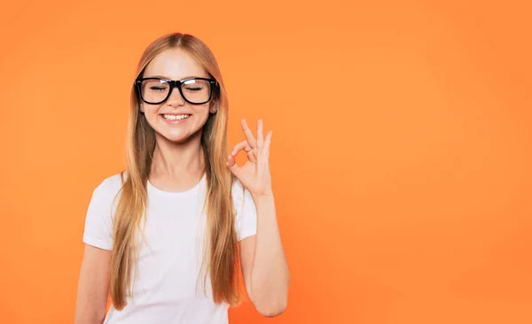 Κοντινό Πορτρέτο Του Ευτυχισμένο Αστείο Και Όμορφο Ξανθό Κοριτσάκι Γυαλιά — Φωτογραφία Αρχείου