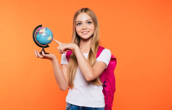 Hermosa Chica Sonriente Feliz Escuela Con Mochila Está Posando Sobre —  Fotos de Stock