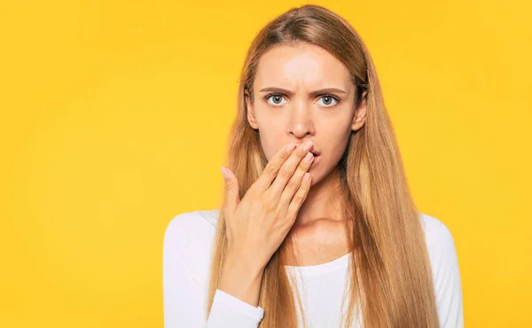 Sjokkert Ansikt Vakker Blond Kvinne Med Lukket Munn Ved Hjelp – stockfoto