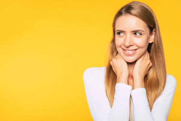 Die Schöne Blonde Junge Frau Lässiger Weißer Kleidung Posiert Über — Stockfoto