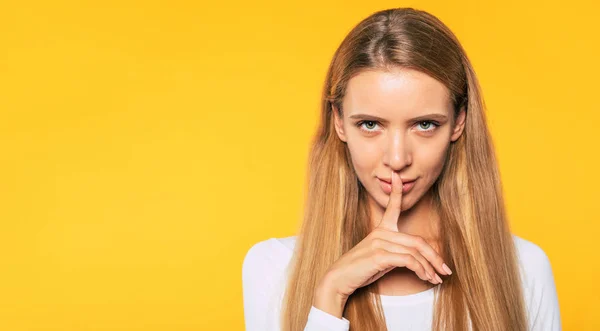 Fiduciosa Giovane Donna Mostrando Segno Silenzio Tenendo Dito Sulle Labbra — Foto Stock