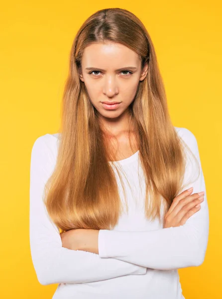 Jeune Femme Blonde Colère Avec Les Bras Croisés Regarde Caméra — Photo