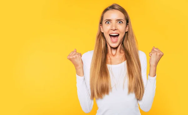 Vacker Vinnare Skrika Och Upphetsad Lycklig Blond Kvinna Isolerad Gul — Stockfoto