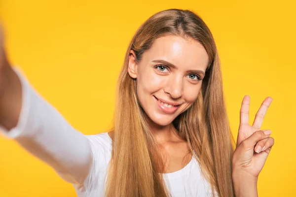 Vacker Ung Söt Kvinna Med Raka Blonda Hår Gör Selfie — Stockfoto