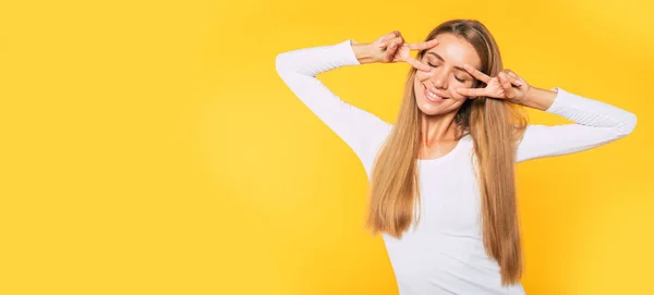 Con Victoria Paz Corazón Mujer Atractiva Mostrando Gesto Paz Mientras — Foto de Stock