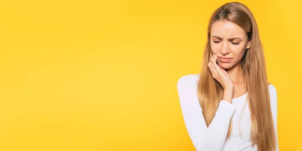 Salud Dental Femenina Retrato Mujer Joven Rubia Triste Con Dolor — Foto de Stock