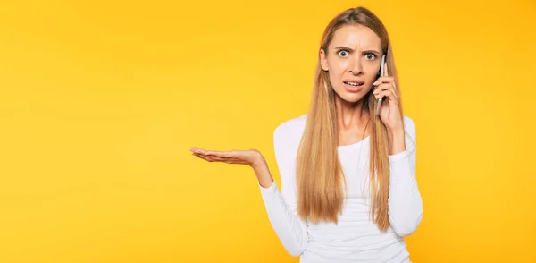 Retrato Mujer Confundida Enojada Mientras Habla Por Teléfono — Foto de Stock
