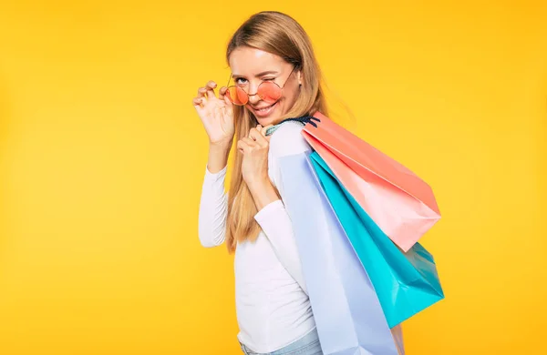 Nöjd Kund Porträtt Gul Bakgrund Köp Händerna Shopping Koncept Kvinna — Stockfoto