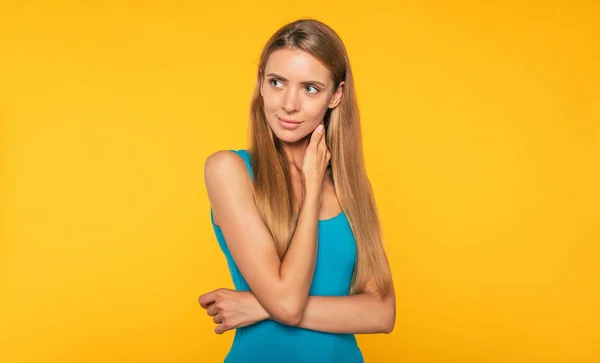 Portret Van Mooie Blonde Jonge Vrouw Casual Kleding Zelfverzekerd Schattig — Stockfoto