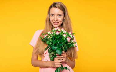 Çok güzel bir hediye. Gül büyük buket ile ihale çekici sarışın kadın Portresi. Tatiller ve hediyeler konsepti. Kadınlar günü. Sevgililer Günü