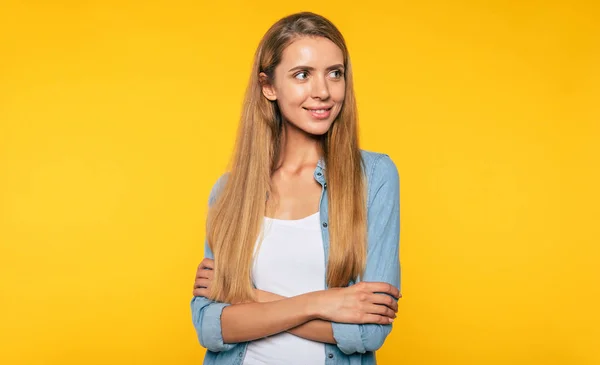 Porträtt Vacker Blond Ung Kvinna Casual Kläder Självsäker Söt Flicka — Stockfoto