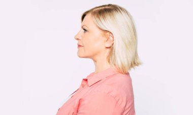 Güzel sarışın emin yaşlı kadın Yan görünüm portre