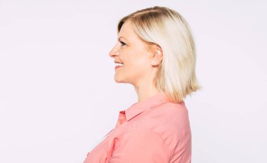 Güzel sarışın gülümseyen yaşlı kadının yan görünümü portre