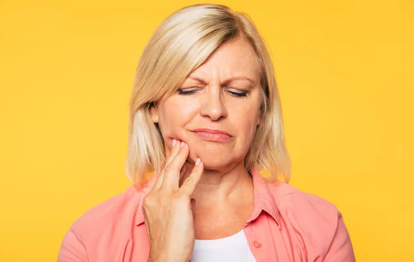Стоматологическая Боль Крупный План Портрет Пожилой Женщины Сильной Зубной Болью — стоковое фото