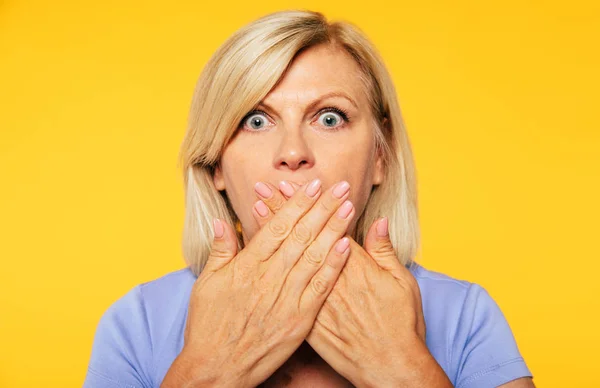 Don Talk Blonde Senior Woman Covers Her Mouth Help Hands — Stock Photo, Image