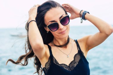 Güneş gözlüğü esmer kadın Closeup portre