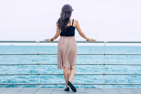 Vista Posteriore Della Donna Bruna Porto Turistico — Foto Stock