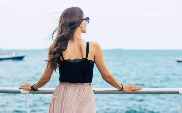 Vista Posteriore Della Donna Bruna Porto Turistico — Foto Stock