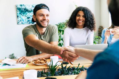 Akıllı rahat giyim genç modern ekip grubu yaratıcı ofiste çalışırken bir şey tartışıyorlar. Başlayın. Ortak çalışma alanı. İş fikirleri