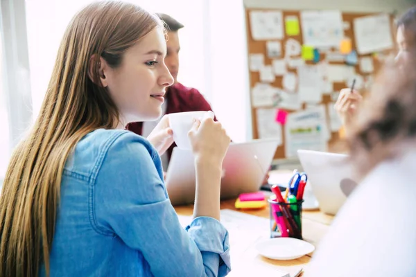 Grupo Jóvenes Equipos Modernos Ropa Casual Inteligente Están Discutiendo Algo — Foto de Stock