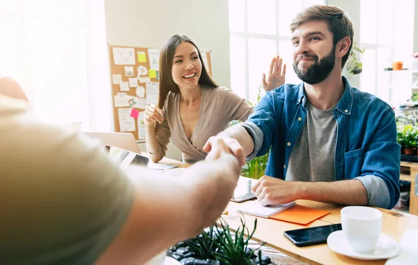 Grupo Jóvenes Equipos Modernos Ropa Casual Inteligente Están Discutiendo Algo — Foto de Stock