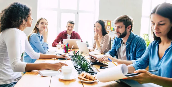 Eine Gruppe Junger Moderner Mitarbeiter Schicker Freizeitkleidung Diskutiert Kreativbüro Über — Stockfoto