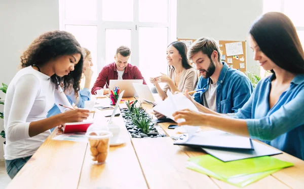 Grupo Jóvenes Equipos Modernos Ropa Casual Inteligente Están Discutiendo Algo — Foto de Stock