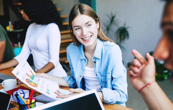 Equipo Moderno Feliz Puesta Marcha Ropa Casual Oficina Espacio Trabajo — Foto de Stock