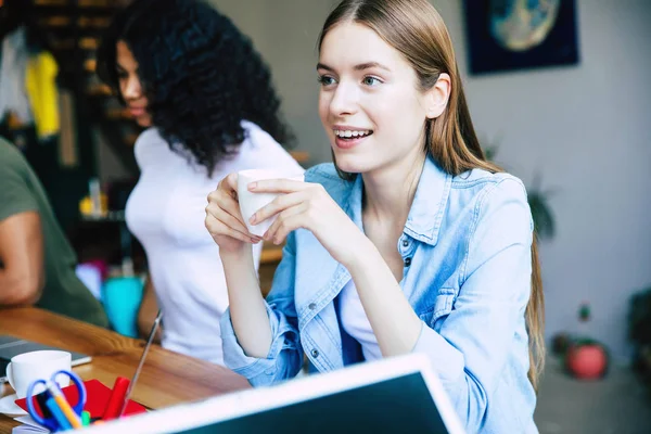 Equipo Moderno Feliz Puesta Marcha Ropa Casual Oficina Espacio Trabajo — Foto de Stock