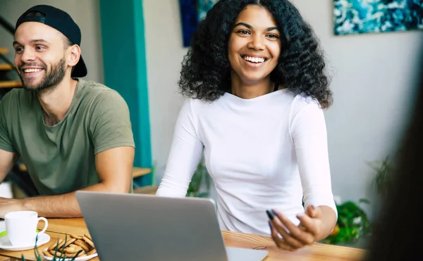 Equipo Moderno Feliz Puesta Marcha Ropa Casual Oficina Espacio Trabajo — Foto de Stock