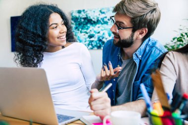 dizüstü bilgisayarda çalışan çift